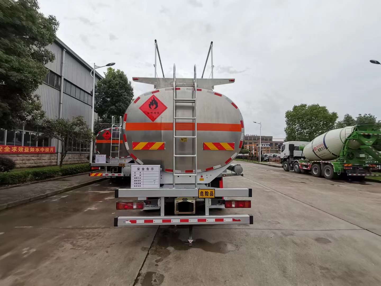 汕德卡前四后八铝合金油罐车 20吨油罐车 25吨油罐车  汕德卡前四后八油罐车