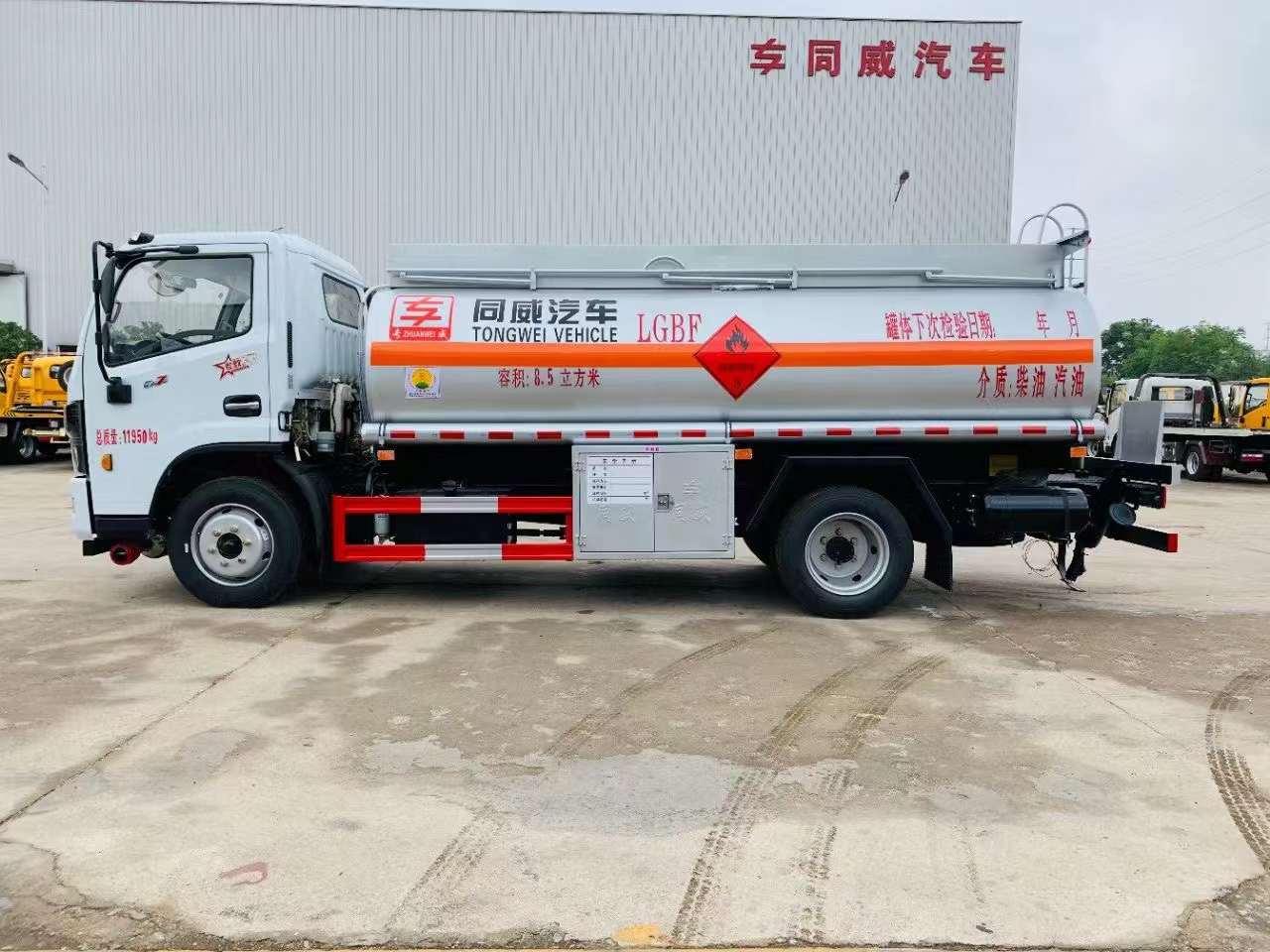 8吨油罐车 油奔奔流动加油车 全国招商 合法个体经营  油奔奔加盟