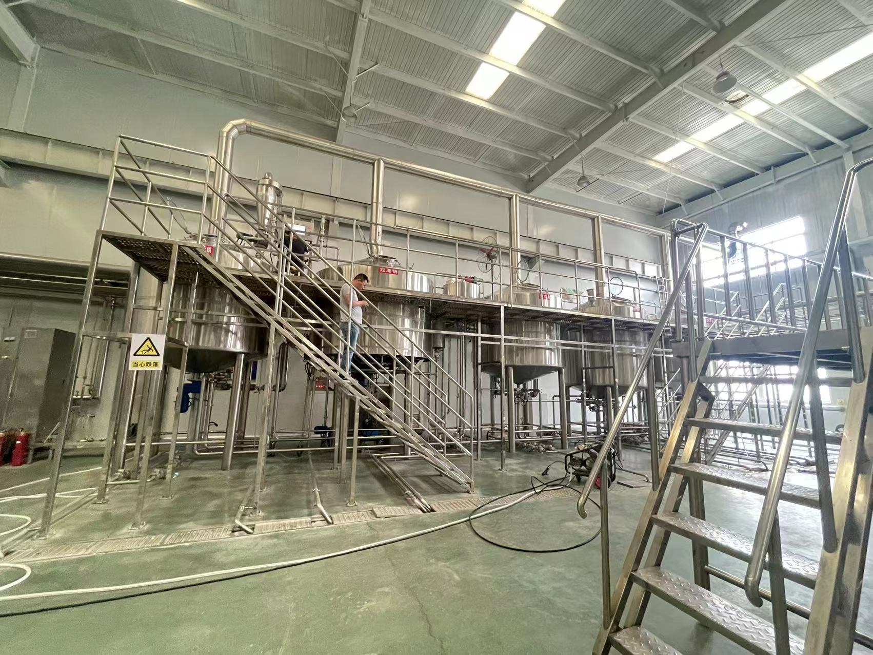 辽宁啤酒厂啤酒的设备日产5000升自动化酿啤酒的设备  啤酒厂啤酒设备  5000升啤酒设备  自动化啤酒设备厂家