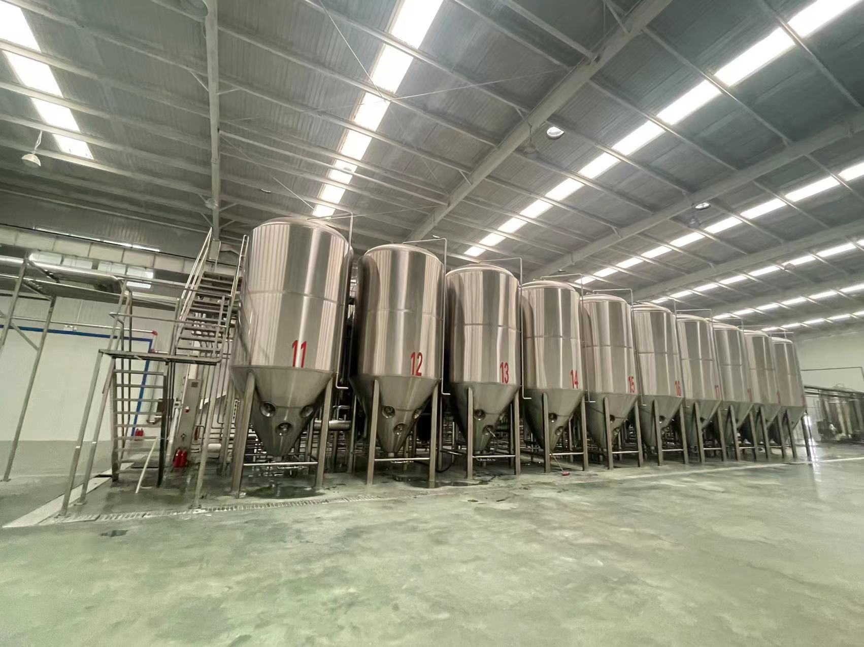 生产啤酒厂酿酒的设备有哪些年产3000吨精酿啤酒设备  3000大宁精酿啤酒设备  啤酒厂酿酒设备有哪些  生产啤酒厂的设备