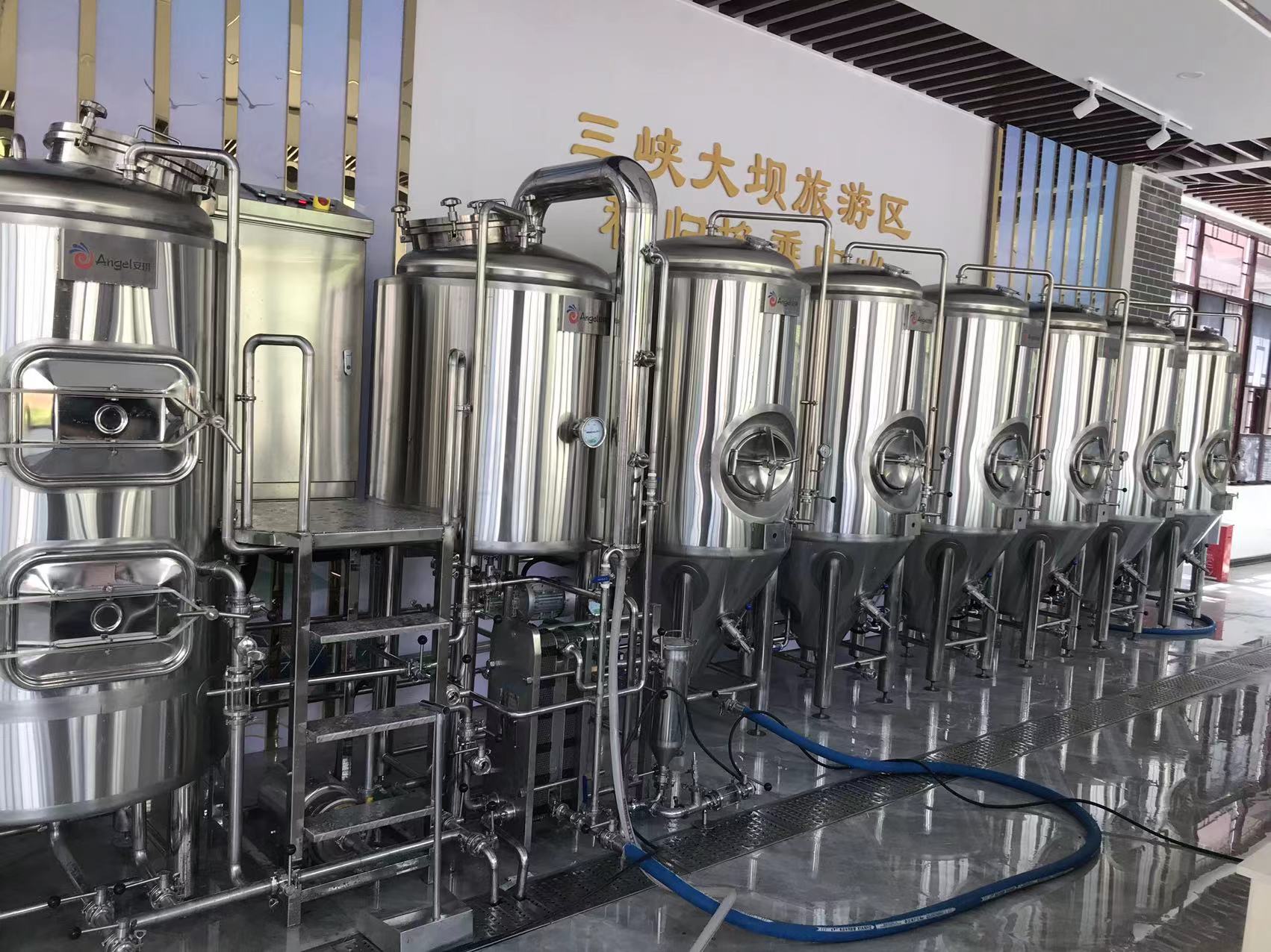 300升精酿啤酒设备多少钱合肥小酒馆啤酒设备供应厂家  300升啤酒设备多少钱  合肥啤酒设备供应厂家  酒馆精酿啤酒设备