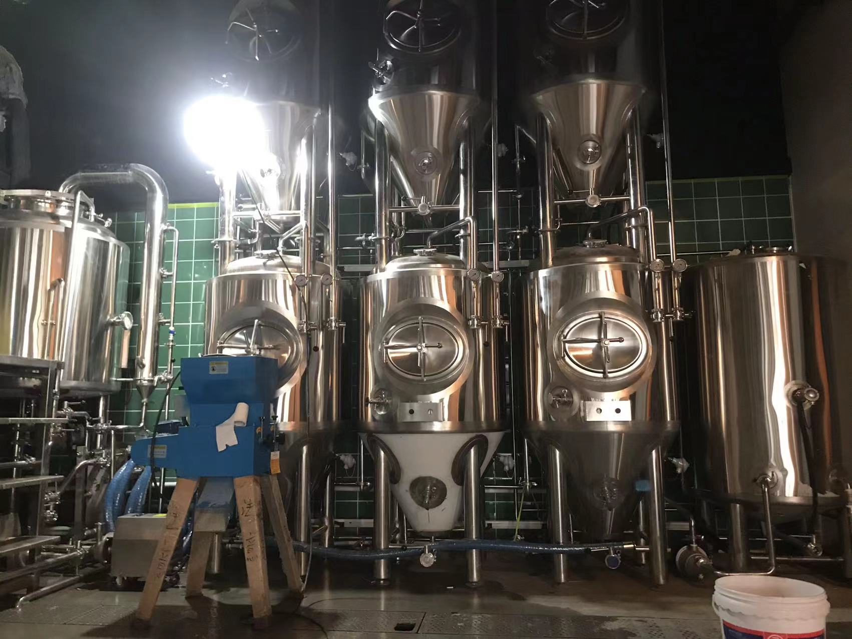300升精酿啤酒设备多少钱合肥小酒馆啤酒设备供应厂家  300升啤酒设备多少钱  合肥啤酒设备供应厂家  酒馆精酿啤酒设备