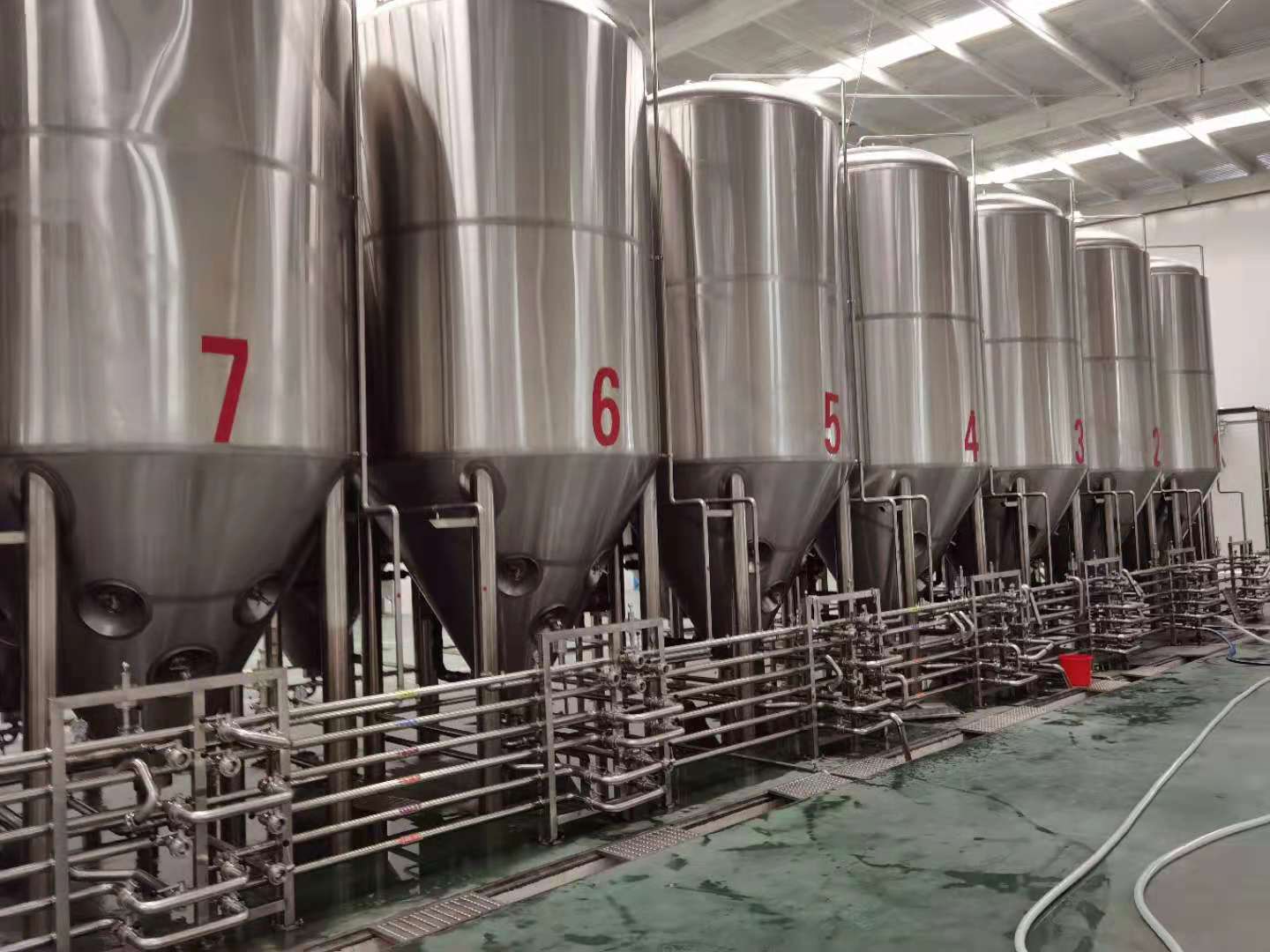 合肥精酿啤酒厂啤酒设备年产5000吨大型精酿啤酒设备  合肥精酿啤酒设备