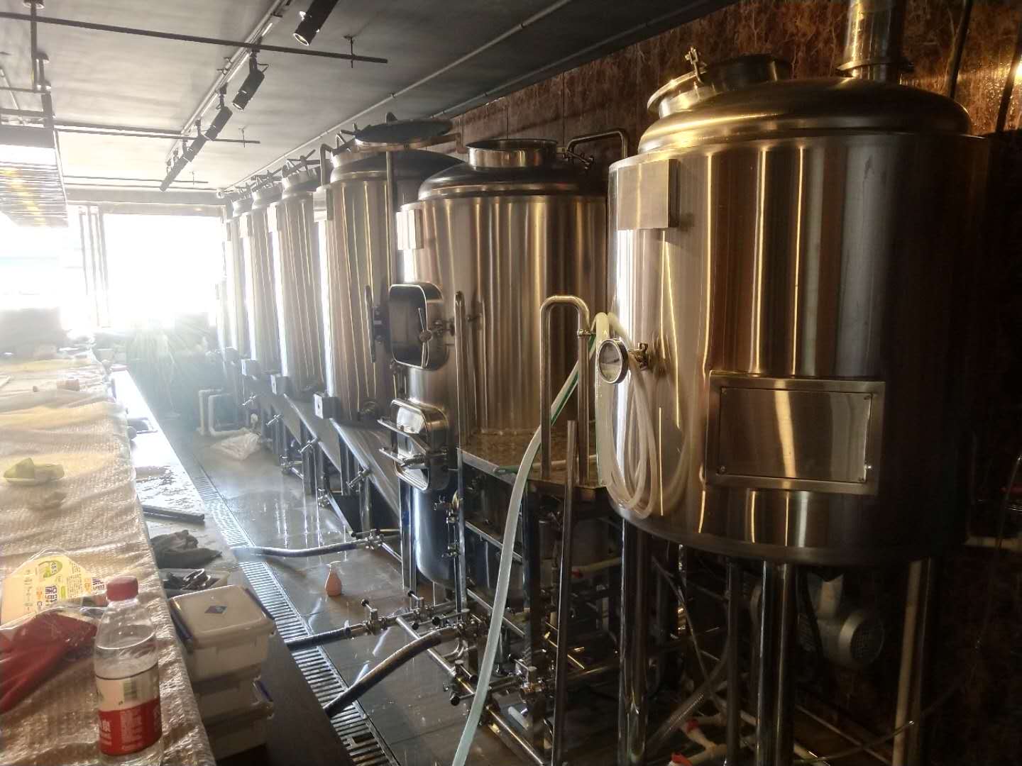 自酿啤酒设备多少钱一套 日产1吨的餐饮店精酿啤酒设备  日产1吨精酿啤酒设备