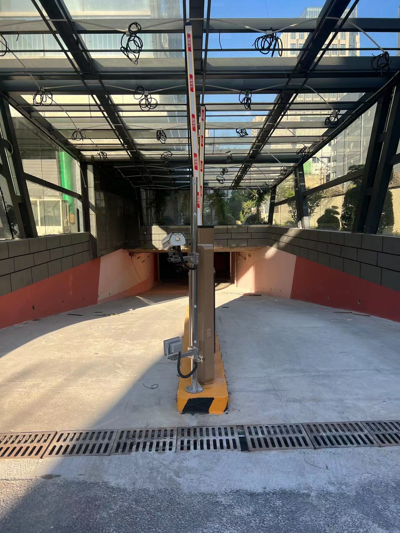 南京地下车库停车场设施-道路划线  南京道路划线  南京停车场划线  南京停车场设施