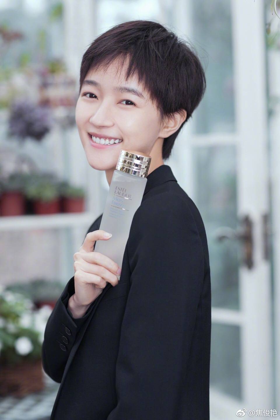热播剧《庭外》主演焦俊艳 代言翻包植入商演可合作  明星翻包  明星代言  明星商务