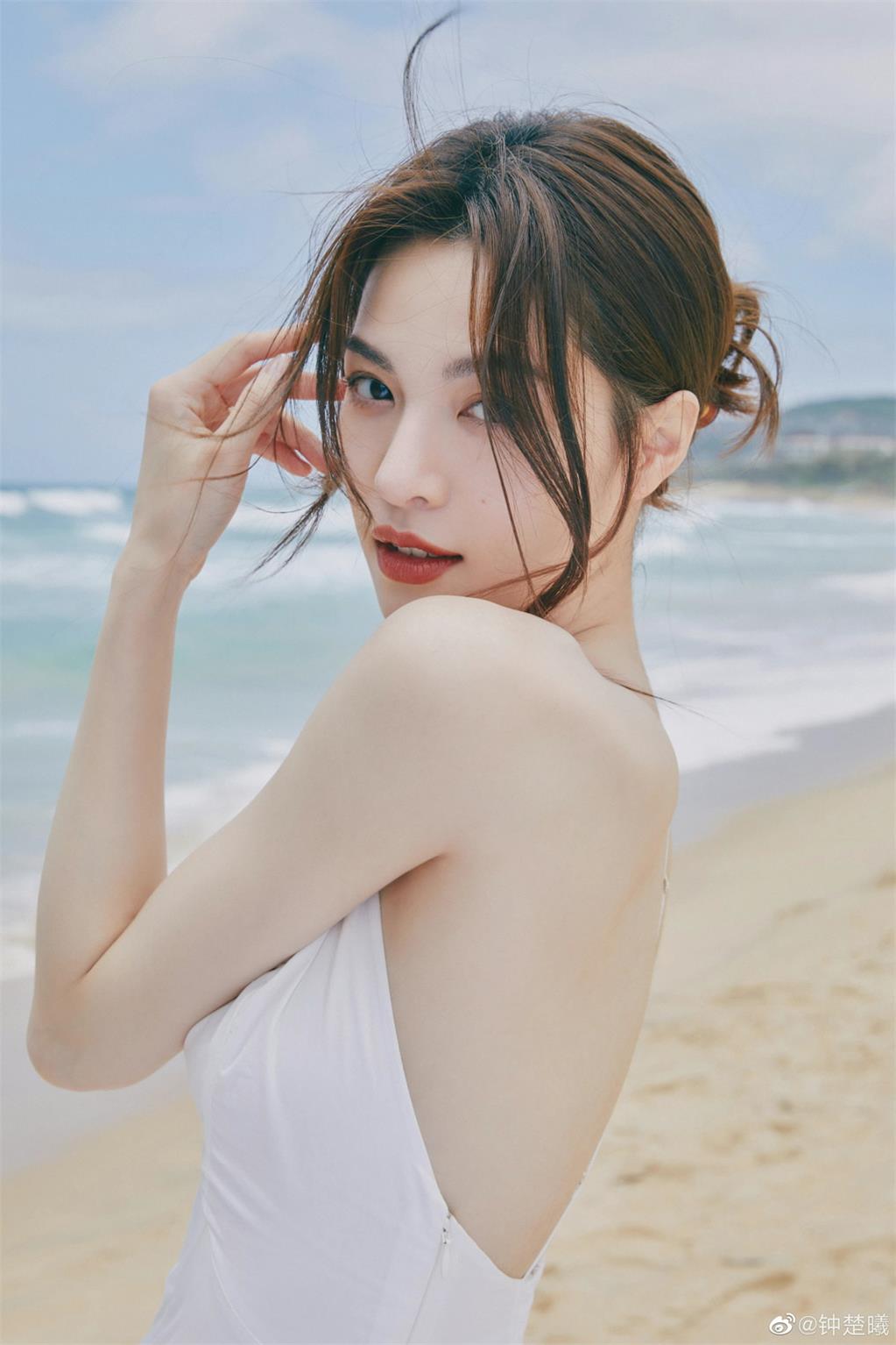 钟楚曦新剧热播中 代言翻包植入推广可合作  明星翻包  明星代言  明星商务