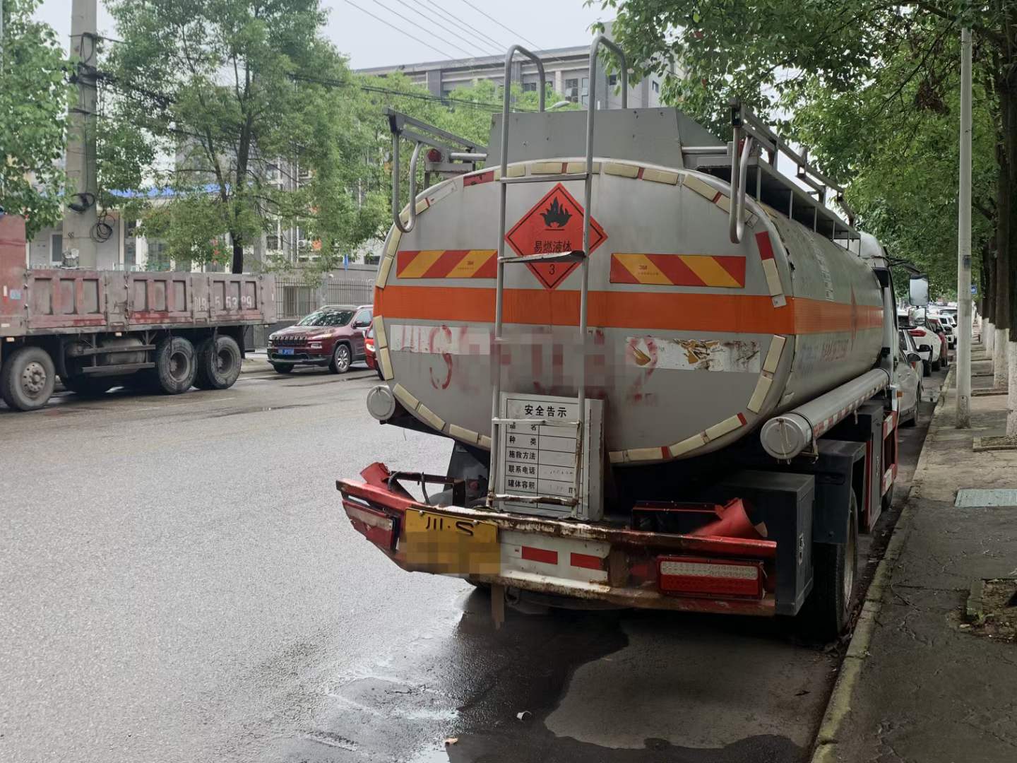 二手8吨油罐车 手续齐全 异地审车 亏本大处理  二手8吨加油车  二手8吨运油车