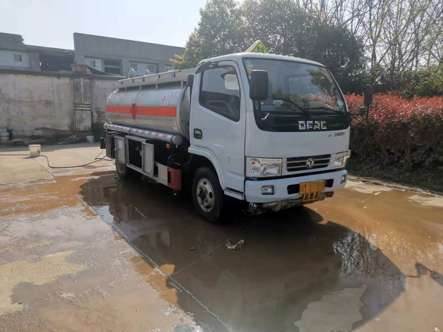 二手5吨油罐车 车子几乎没跑 现亏本甩卖  二手5吨加油车  二手5吨运油车
