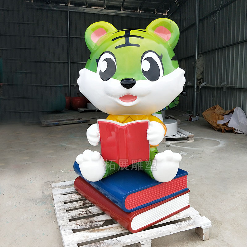 美陈玻璃钢卡通老虎雕塑运动系列造型动物小品定制  彩绘动物雕塑  运动系列小品定制