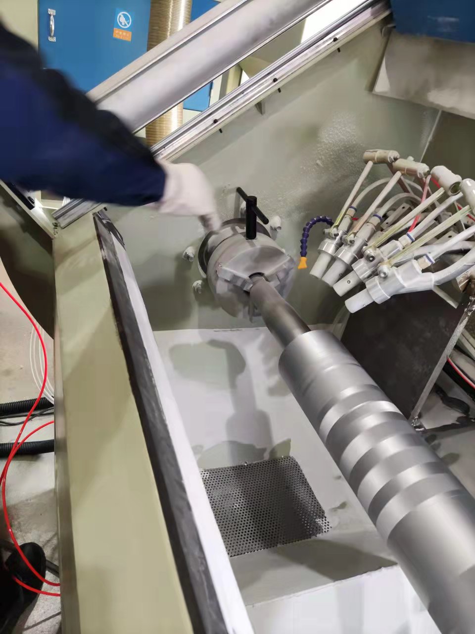 供应百洲滚轴全自动喷砂机轴辊自动喷砂机  滚轴喷砂机  百洲自动喷砂机