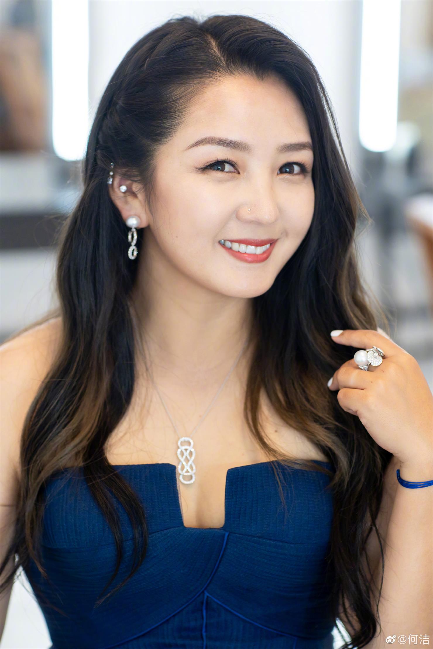何洁翻包合作可通过 何洁近期有拍摄排期  明星翻包  明星代言  明星商务