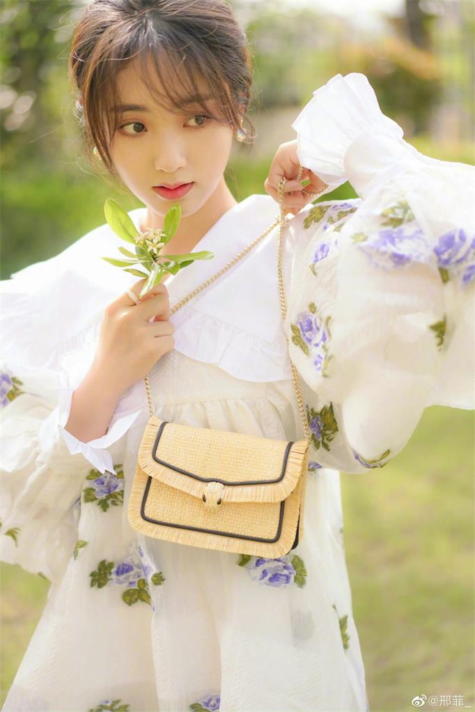 邢菲近期有拍摄排期 翻包植入代言商演均可合作  明星翻包  明星代言  明星商务