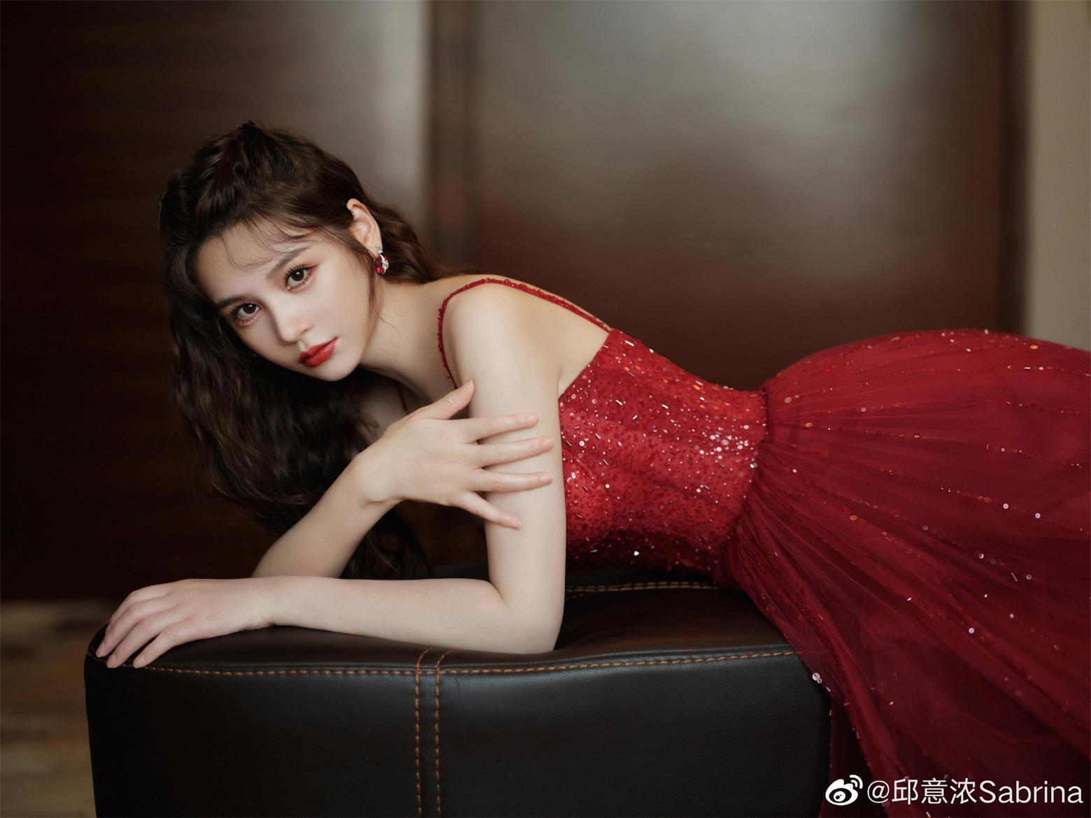 邱意浓代言翻包植入商演均可合作 邱意浓合作  明星翻包  明星代言  明星商务