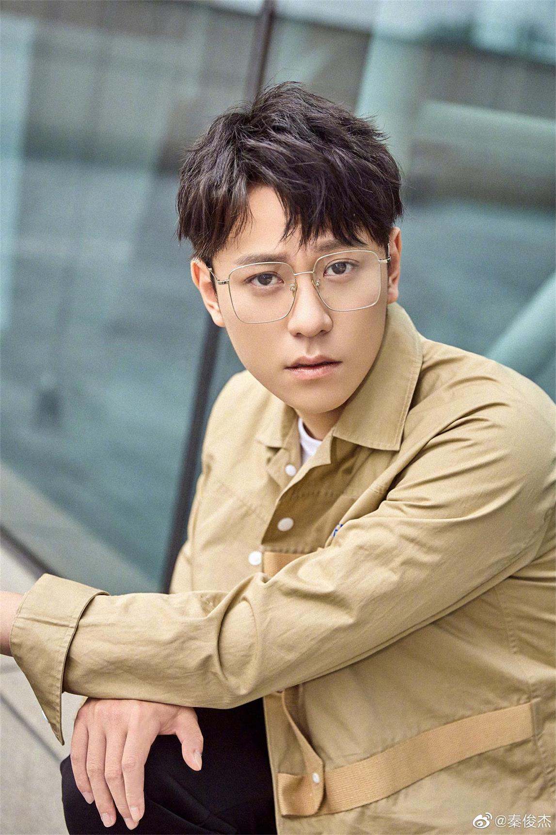 秦俊杰两部新剧热播中 代言商演植入可合作  明星翻包  明星代言  明星商务