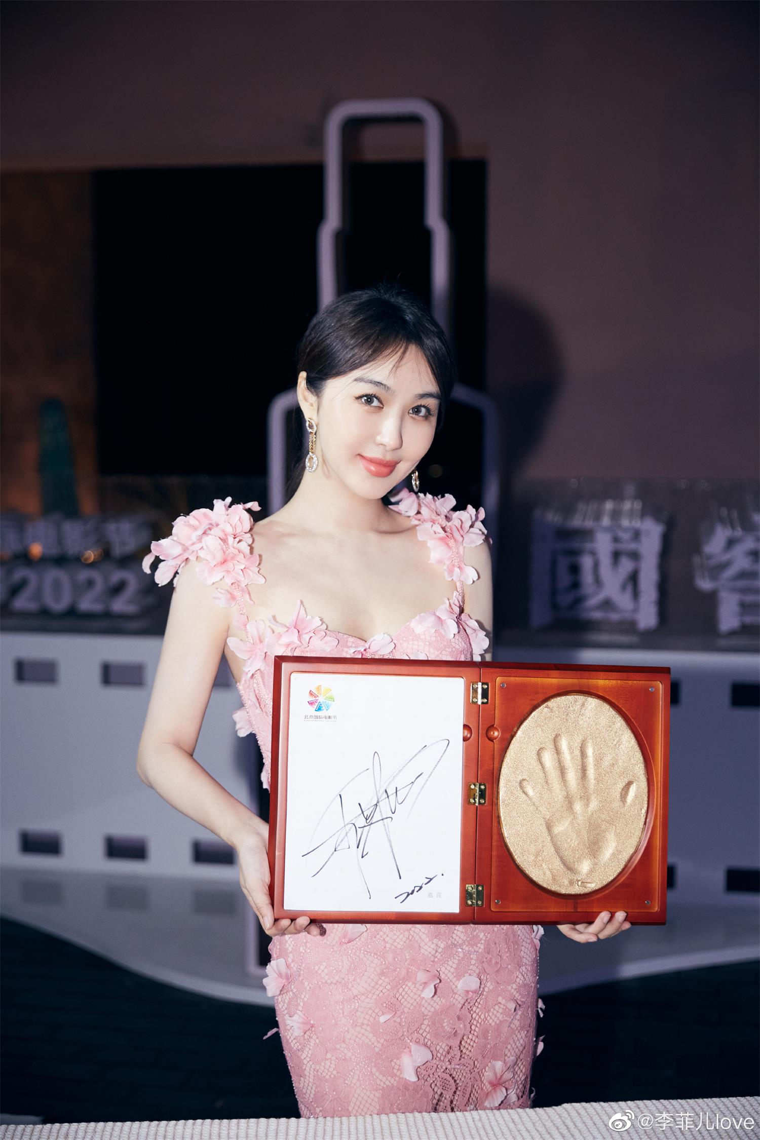 李菲儿近期有拍摄 翻包植入代言商演均可合作  明星翻包  明星代言  明星商务
