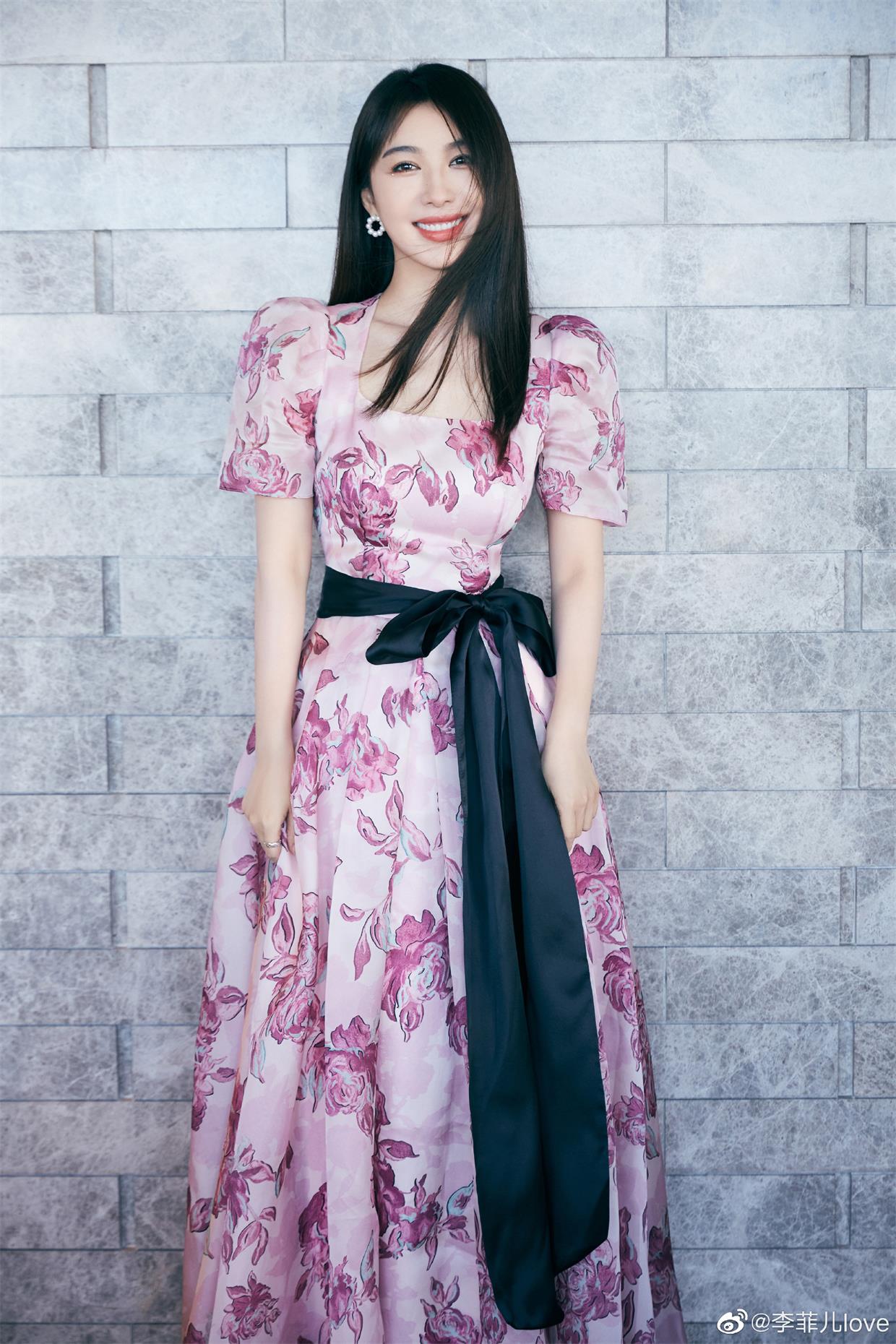 李菲儿近期有拍摄 翻包植入代言商演均可合作  明星翻包  明星代言  明星商务