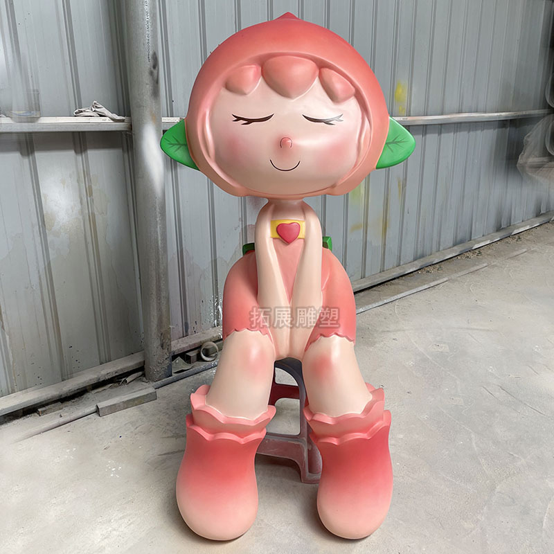 创意玻璃钢卡通桃子雕塑园林公园草地美陈水果公仔  玻璃钢卡通水果  桃子造型公仔雕塑  果园草地摆件小品