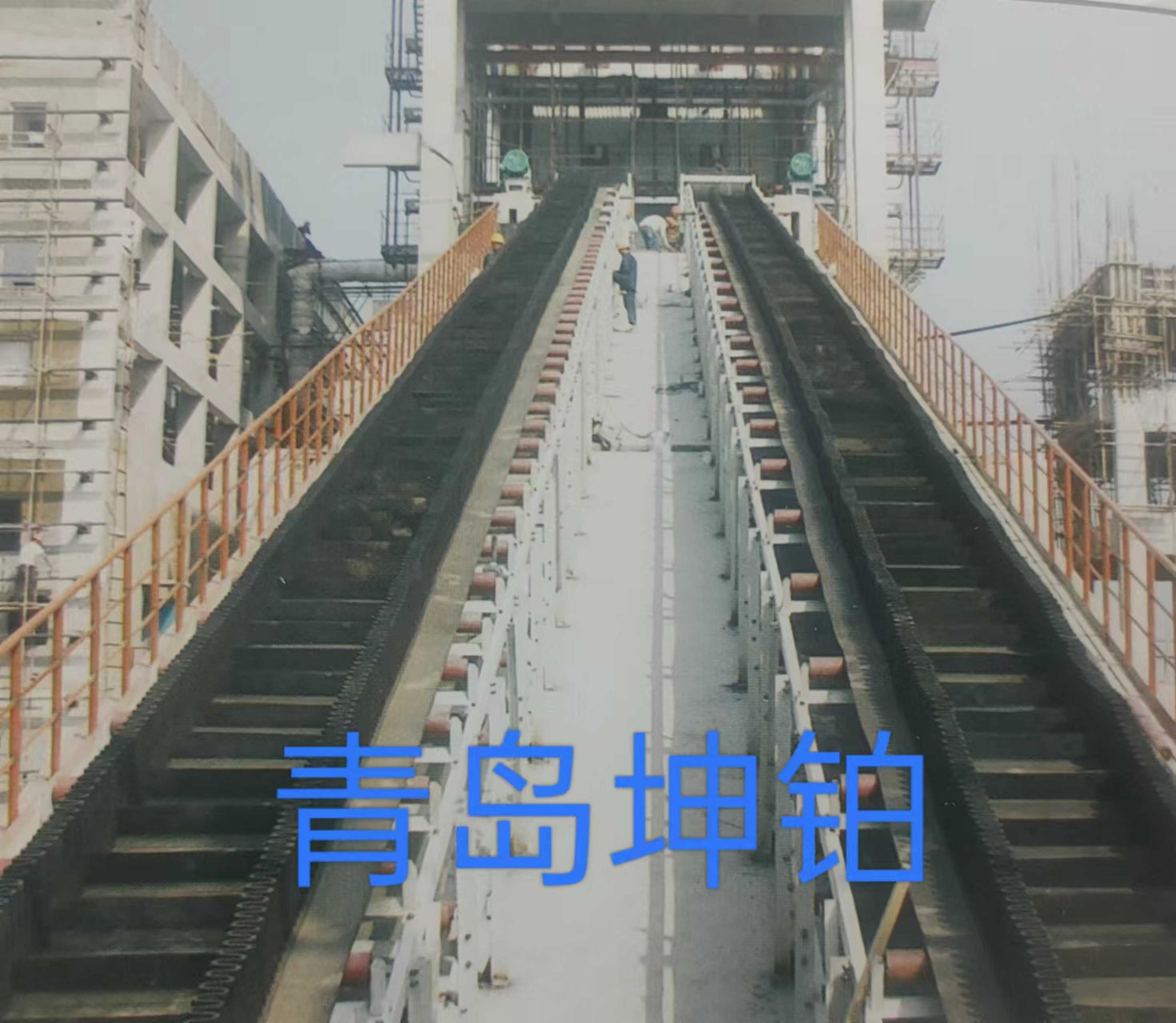 波状挡边输送机