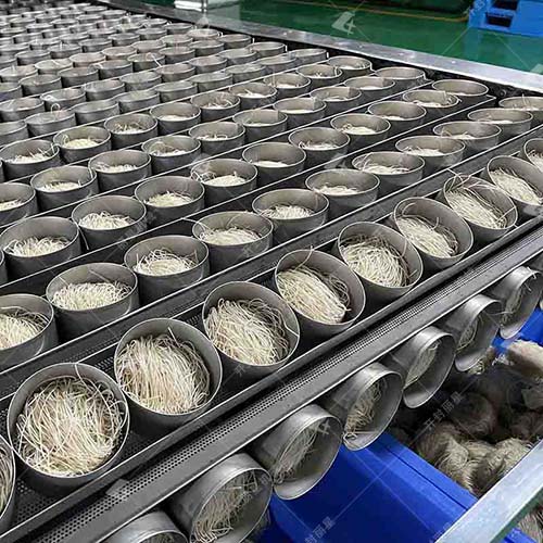 铺浆蒸熟酸辣粉生产线，丽星球状粉饼加工设备制造商  方便粉丝生产线