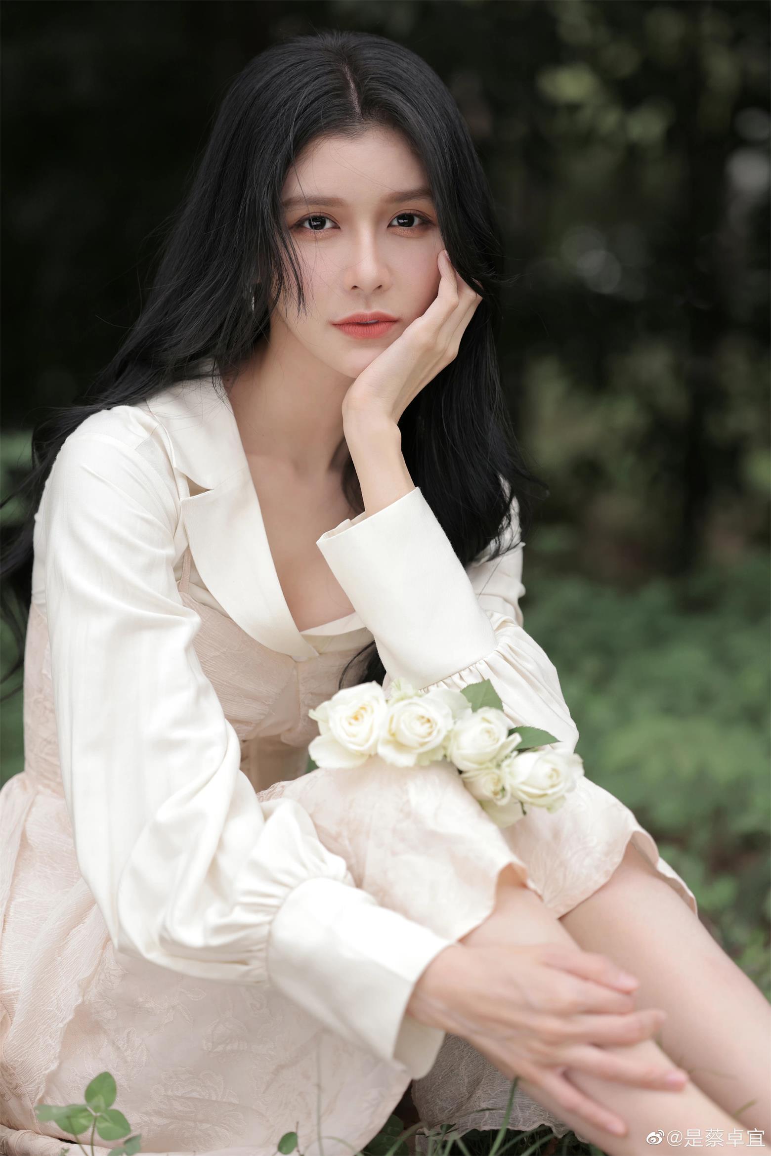 蔡卓宜代言翻包植入商演 蔡卓宜小红书推广均可合作  明星翻包  明星代言