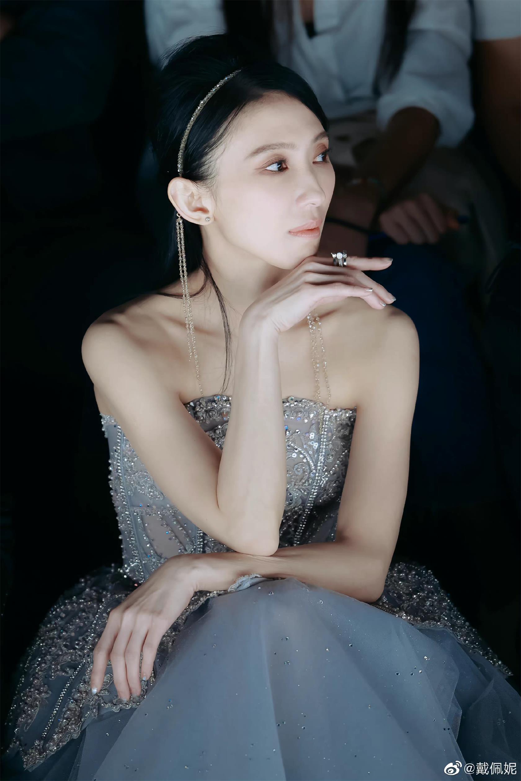 戴佩妮代言 戴佩妮翻包植入商演均可合作  明星代言  明星植入  明星商演