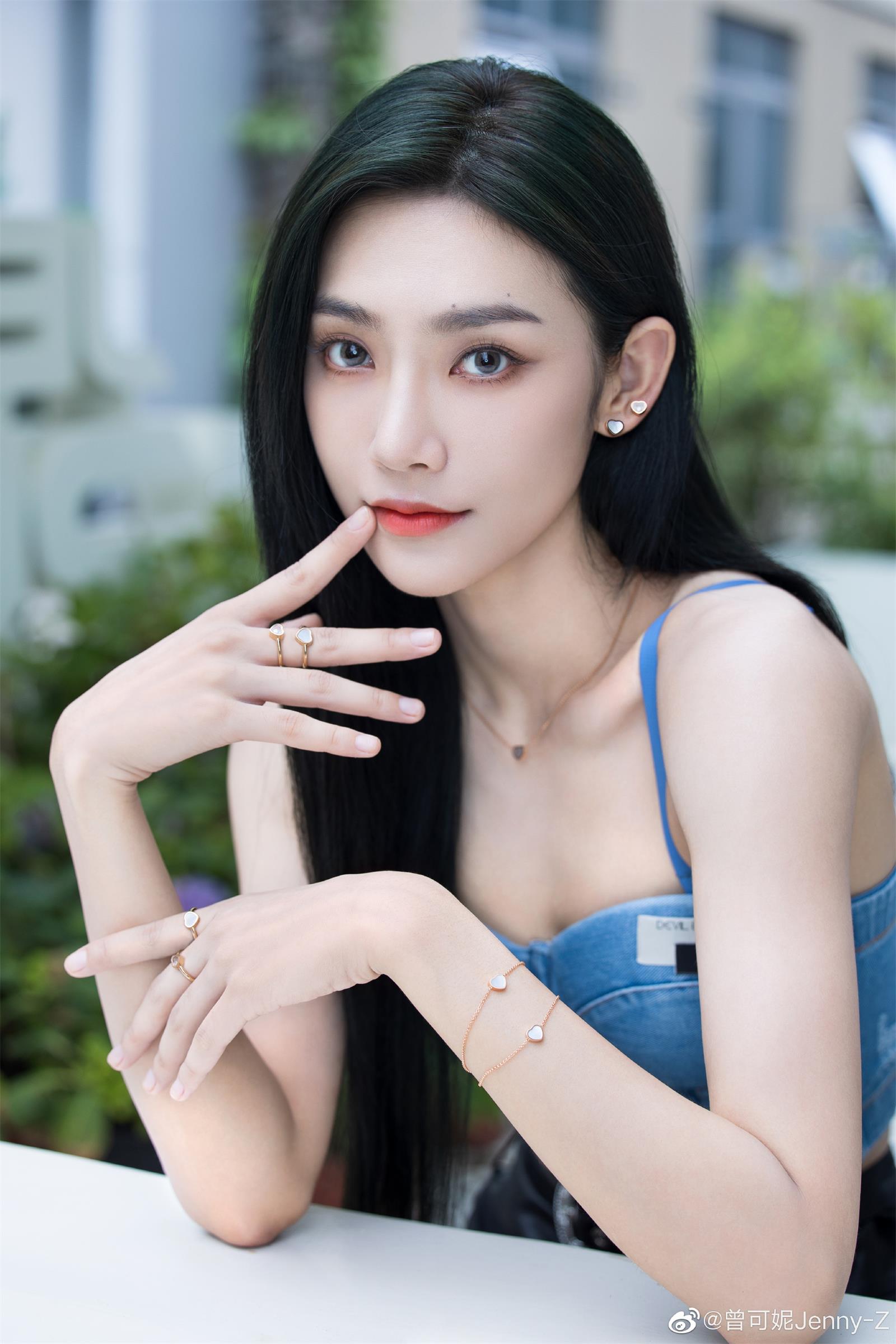 曾可妮近期有拍摄可合作 曾可妮代言商演翻包植入  明星代言  明星商演  明星翻包