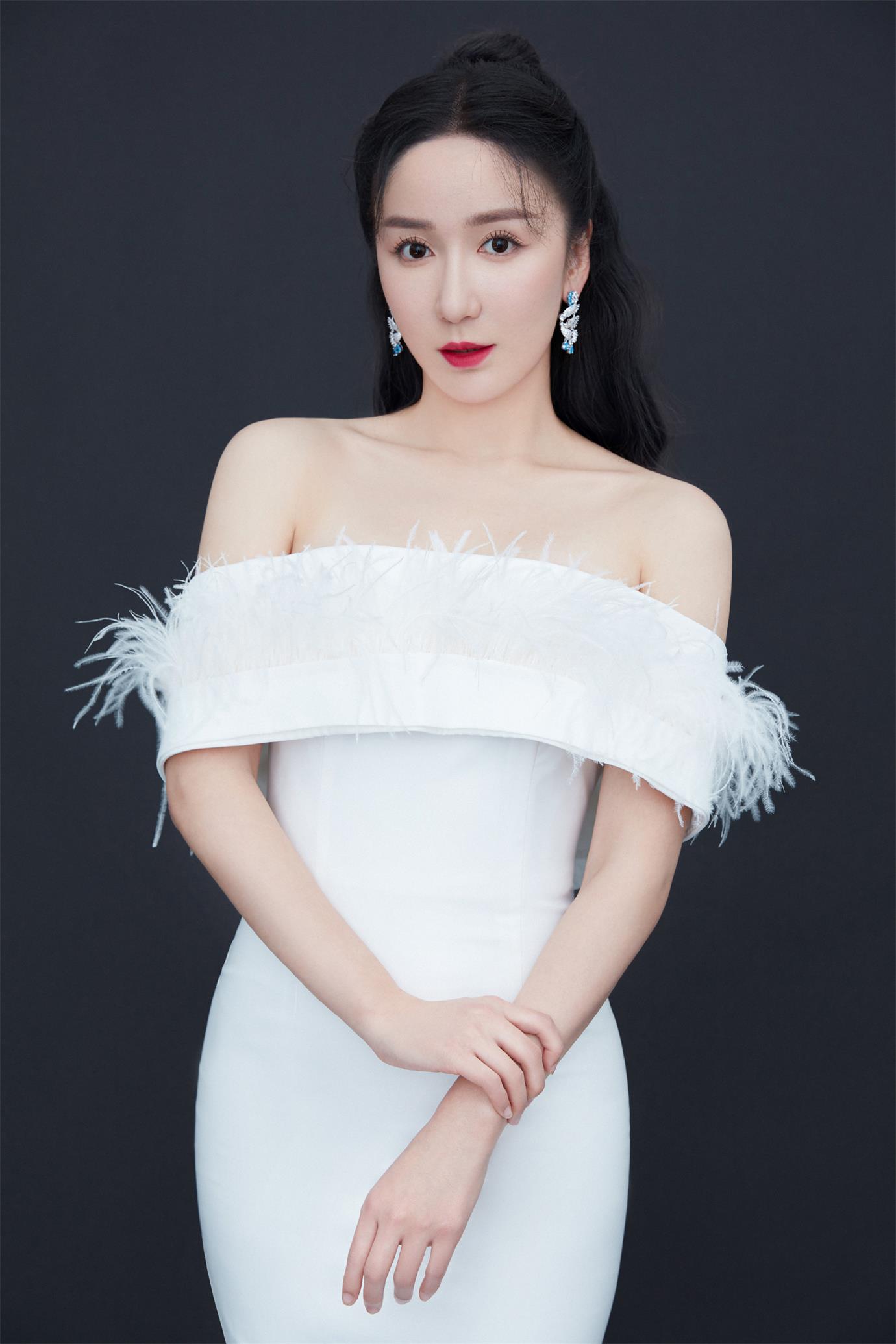 娄艺潇代言商演翻包植入均可合作 娄艺潇品牌推广  明星翻包  明星代言  明星商务