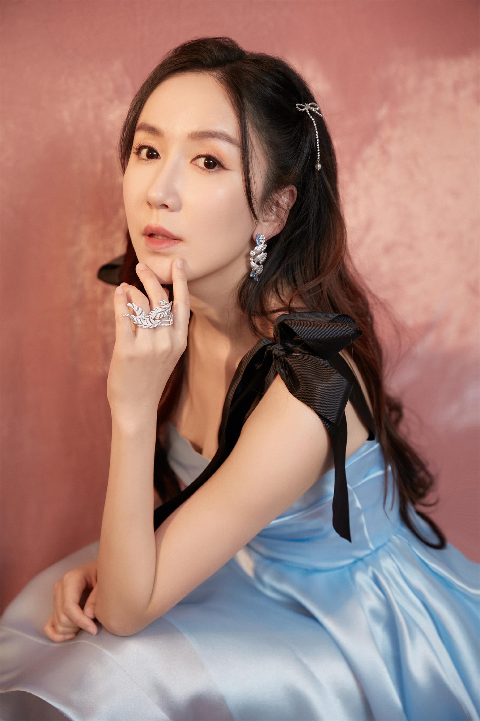 娄艺潇代言商演翻包植入均可合作 娄艺潇品牌推广  明星翻包  明星代言  明星商务