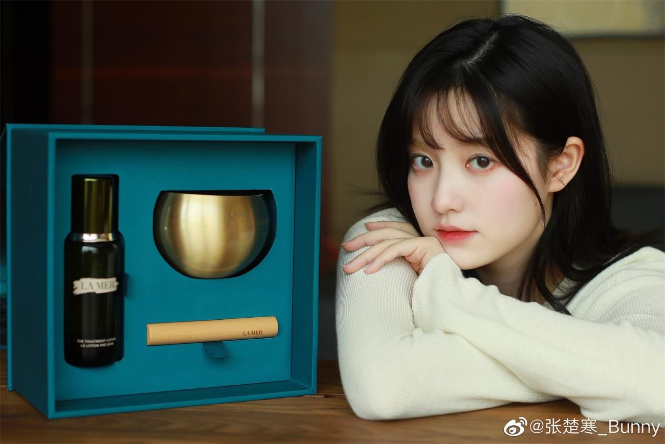 张楚寒代言翻包植入 张楚寒小红书推广均可合作  明星翻包  明星代言  明星商务