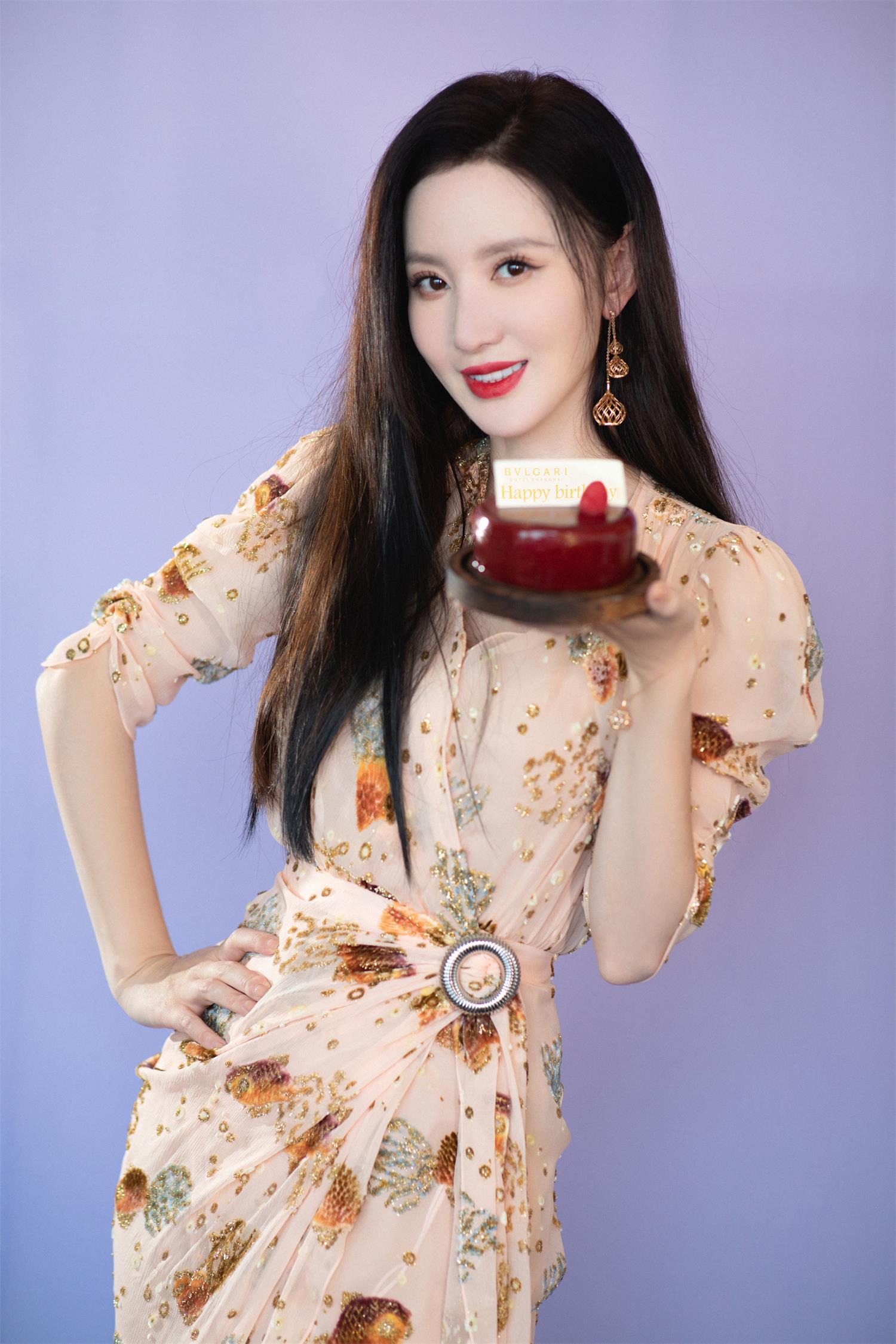 张萌近期代言商演翻包植入 小红书推广均可合作  明星翻包  明星代言  明星商务