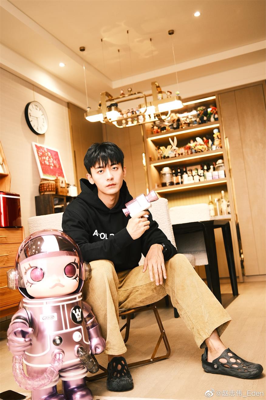 赵志伟代言商演植入均可合作 赵志伟新剧今日开播  明星翻包  明星代言  明星商务