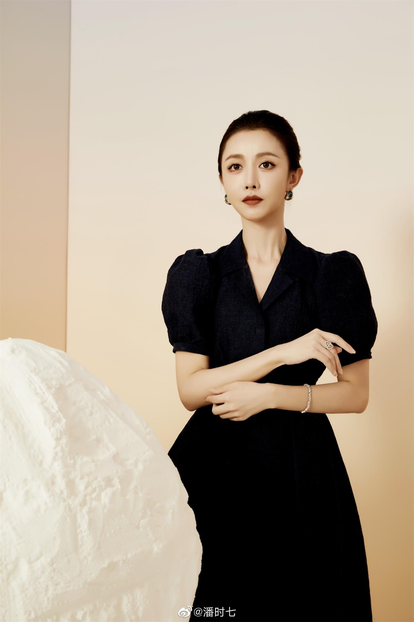 潘时七商务合作联系经纪Iris潘时七代言商演翻包植入  明星翻包  明星代言  明星商务