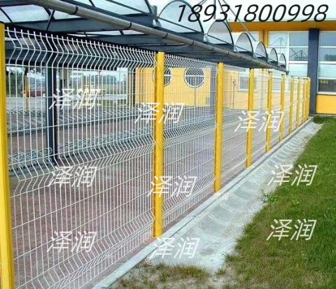 河北饶阳泽润焊接低碳钢丝折弯护栏桃型柱护栏  焊接折弯护栏  三角折弯护栏