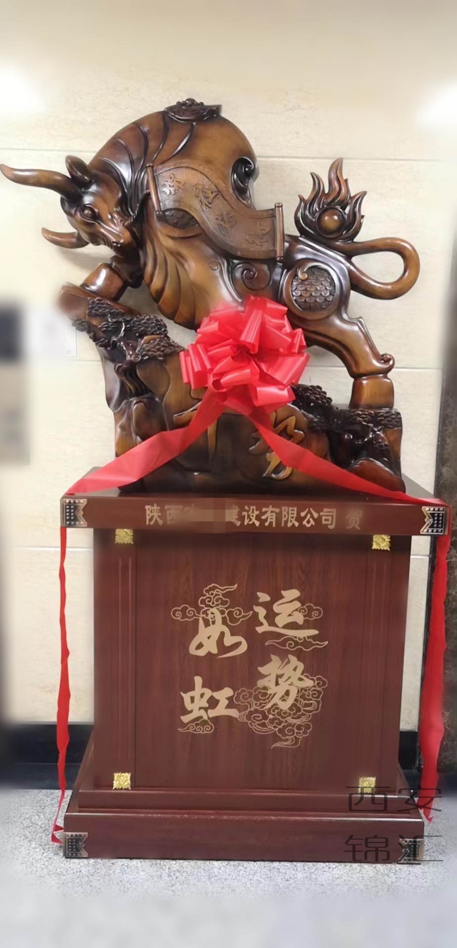 西安势在必得牛摆件 庆典牛造型工艺品 开业送大红花  西安牛摆件  西安庆典牛工艺品  西安开业牛工艺品