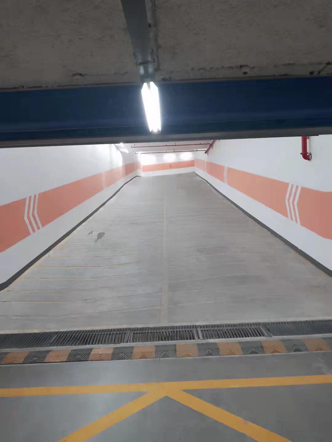 南京地下车库停车场坡道指引以及车道尽头指引设计  南京道路划线  南京厂区划线  南京停车场划线