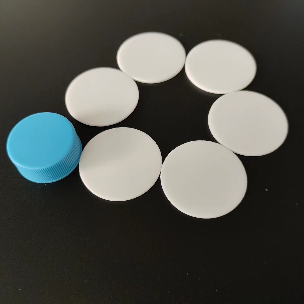 厂家批发食品级低发泡PE瓶盖垫片双面覆膜垫片  PE发泡垫片  PE低发泡垫片  密封垫片