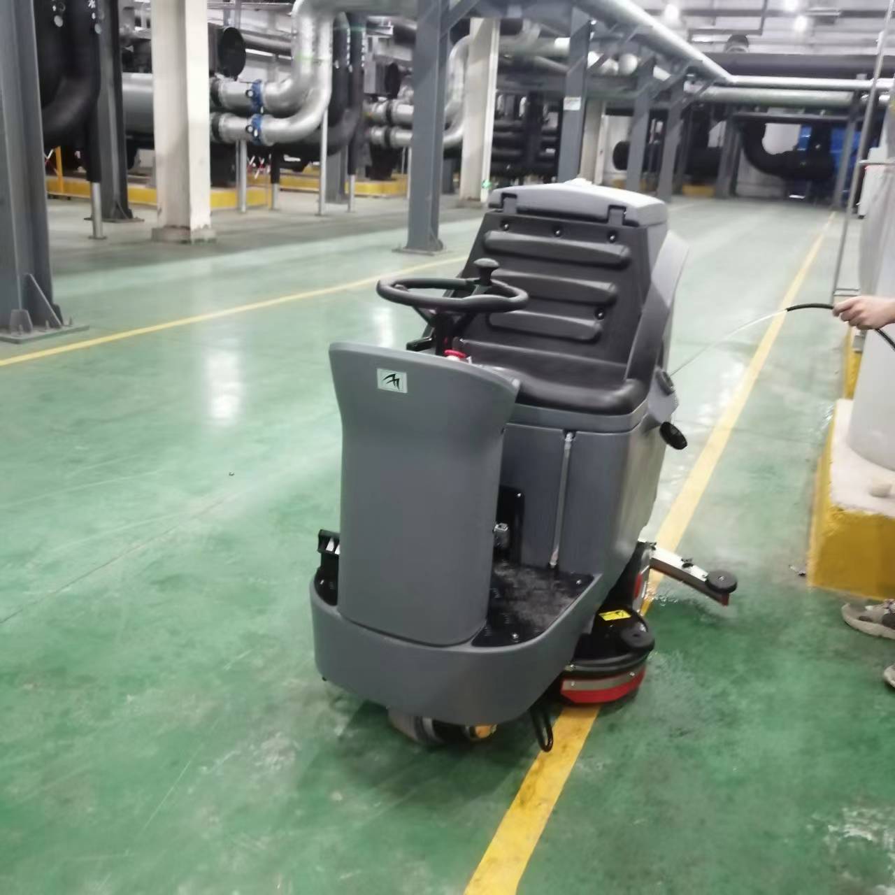 电动驾驶式洗地车 物业小区小型洗地机 效率高  物业小区洗地车