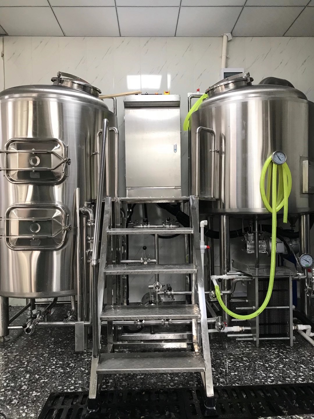 成套精酿啤酒设备定做厂家两锅三器啤酒设备&nbsp;&nbsp;啤酒设备厂家