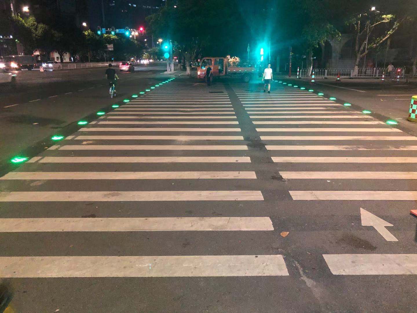 深圳智慧斑马线发光地砖生产厂家  智能发光地砖  智慧斑马线LED道钉  人行道红绿灯