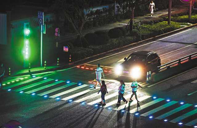 深圳智慧斑马线发光地砖生产厂家  智能发光地砖  智慧斑马线LED道钉  人行道红绿灯