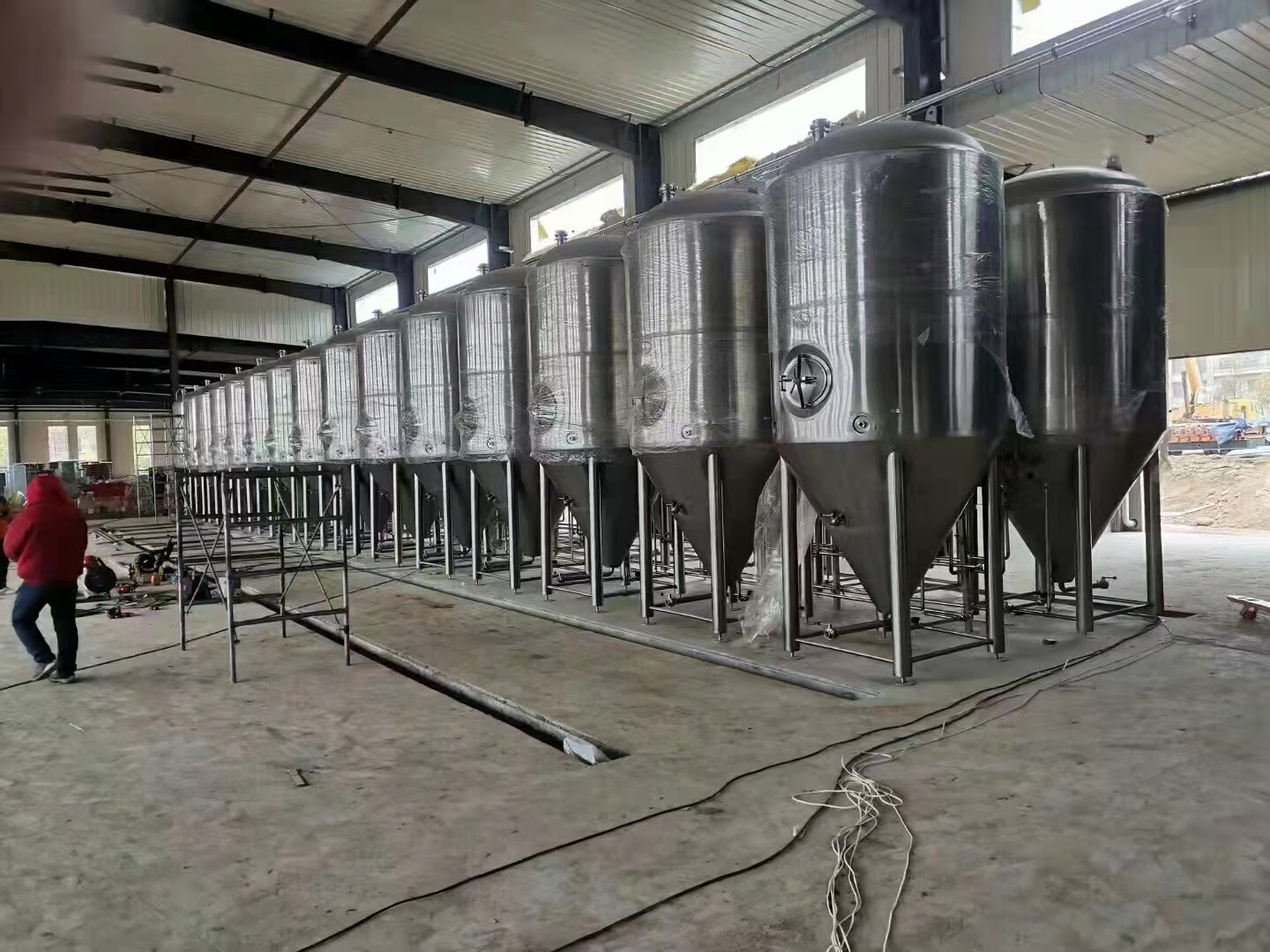 贵州酒厂日产10吨的精酿啤酒设备啤酒设备厂家  酒厂日产10吨精酿啤酒