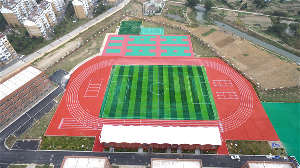 学校铺设新国标塑胶跑道要花多少钱  杰锐