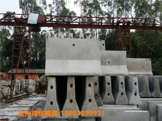 公路防撞墙模具 塑料隔离墩模具可定制  塑料模具  水泥模具
