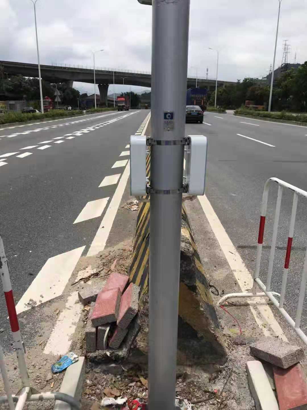 行人过街申请按钮