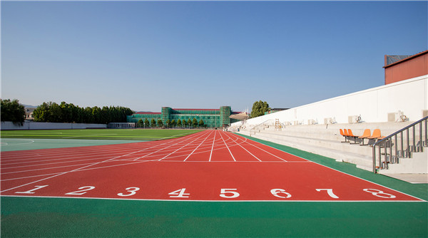 半预制型塑胶跑道在学校使用的优点  硅pu球场  杰锐