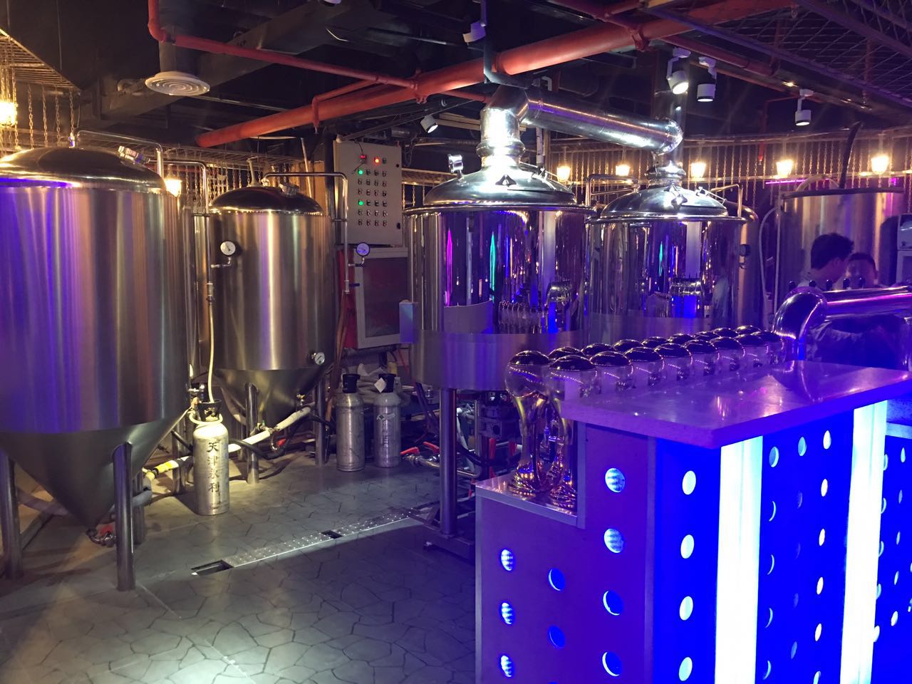 供应酒馆的精酿啤酒设备 苏州小型500升啤酒设备&nbsp;&nbsp;500升精酿啤酒设备&nbsp;&nbsp;酒馆精酿啤酒设备&nbsp;&nbsp;小型精酿啤酒设备