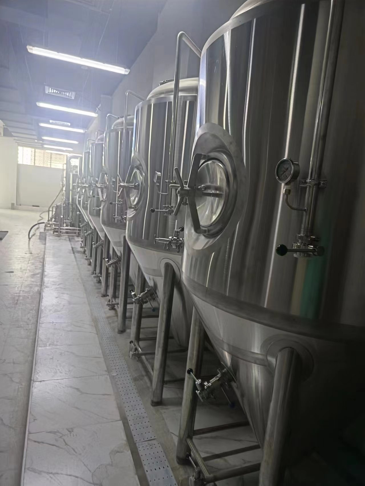 云南酒店2吨自酿啤酒设备定做生产精酿啤酒设备的工厂 酒店啤酒设备 啤酒的设备 生产啤酒设备的工厂