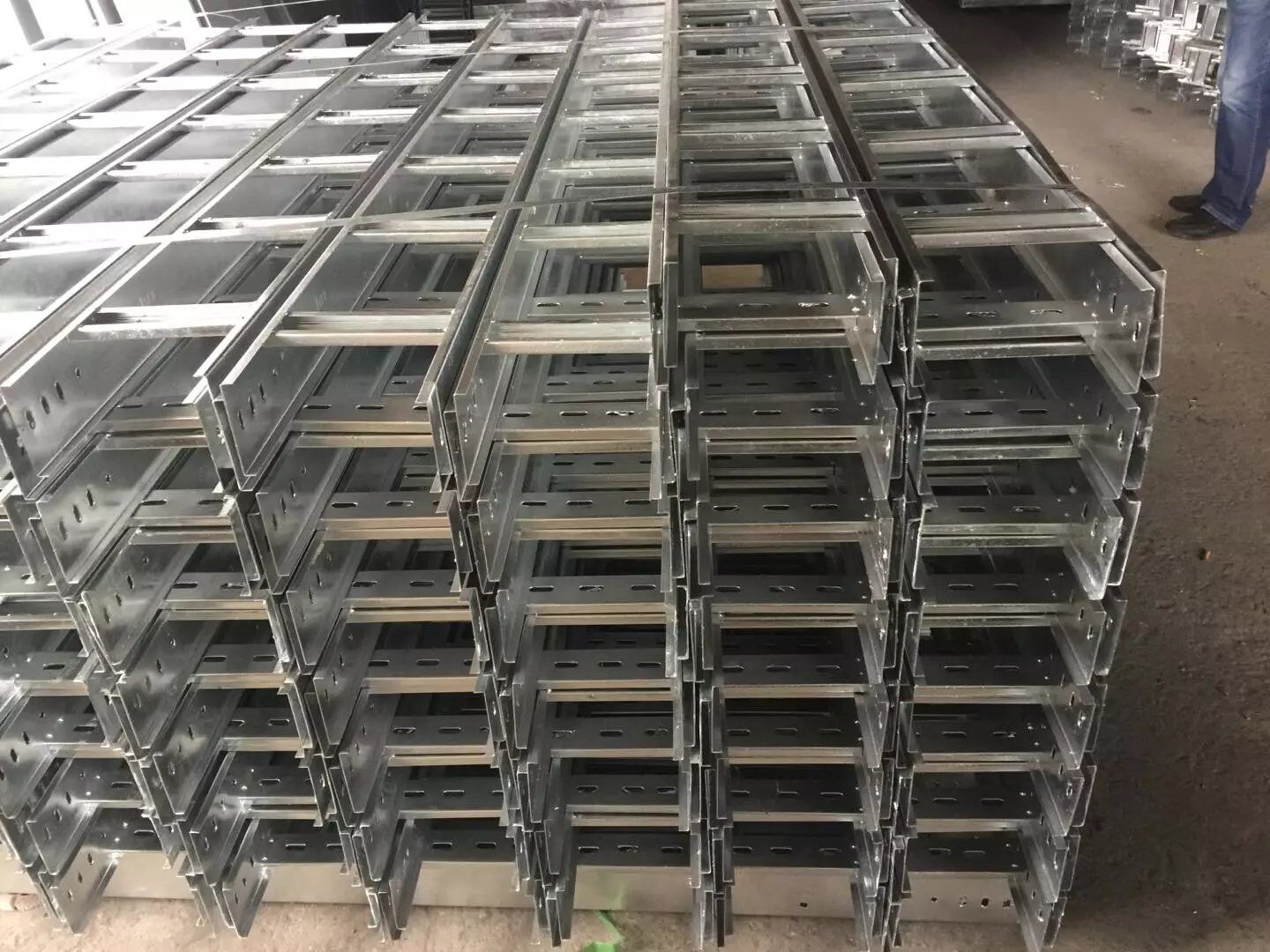 热浸锌桥架  电缆线槽  电缆线架  美观线槽