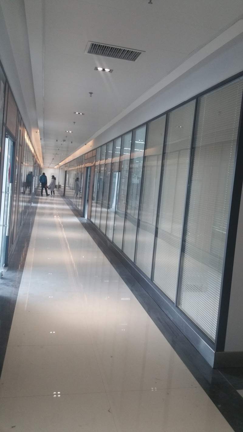 盐城市办公室内置百叶玻璃隔断  盐城办公室隔断  盐城玻璃隔断  盐城百叶隔断